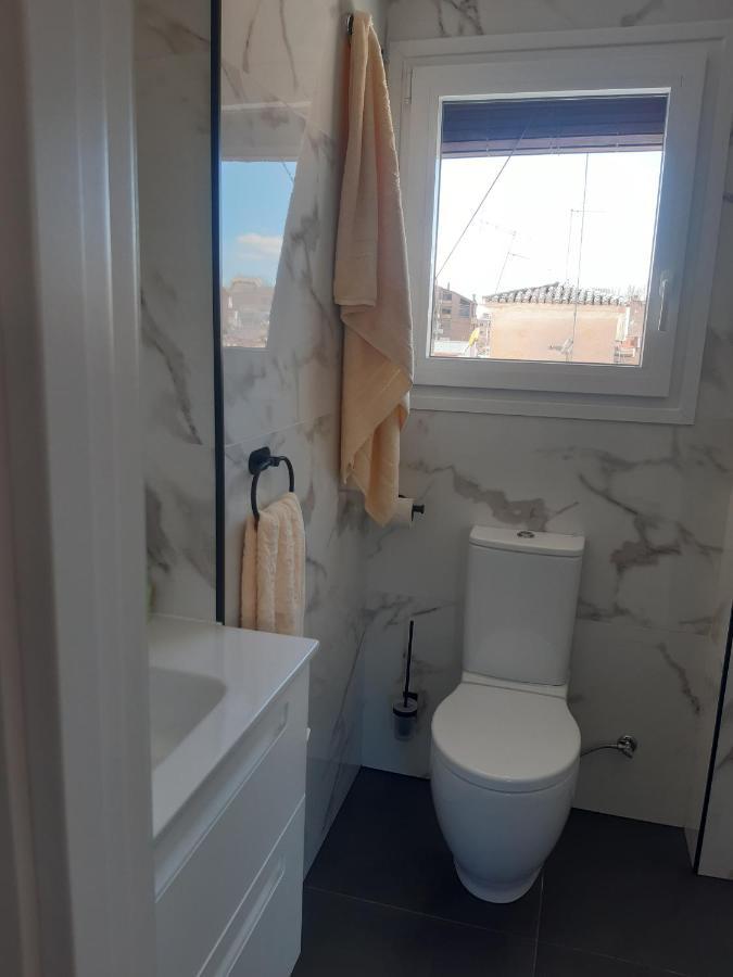 Habitacion Con Bano Privado Y Vistas Apartment Granada Luaran gambar